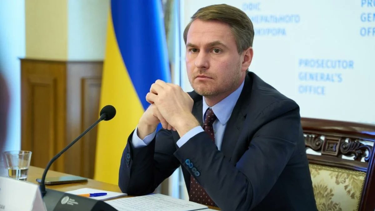 zer0corruption_'s tweet photo. 339 тисяч грн. Саме стільки втікач-генпрокурор Руслан Кравченко отримав за вересень.

Як дізнались журналісти @tweetsNV, це рекордна місячна зарплата за час каденції Кравченка 🤯

Тобто лише за вересень генпрокурор Зеленського потрапив у корупційний скандал через кришування прокуратурою колцентрів, ганебно втік за кордон і ще й отримав рекордну зарплату за наш з вами рахунок. 

А де гарантія, що наступний генпрокурор не закінчить так само? Скільки разів ще треба наступити на ті самі граблі, щоб зрозуміти, що ручні призначення на посаду генпрокурора не працюють?