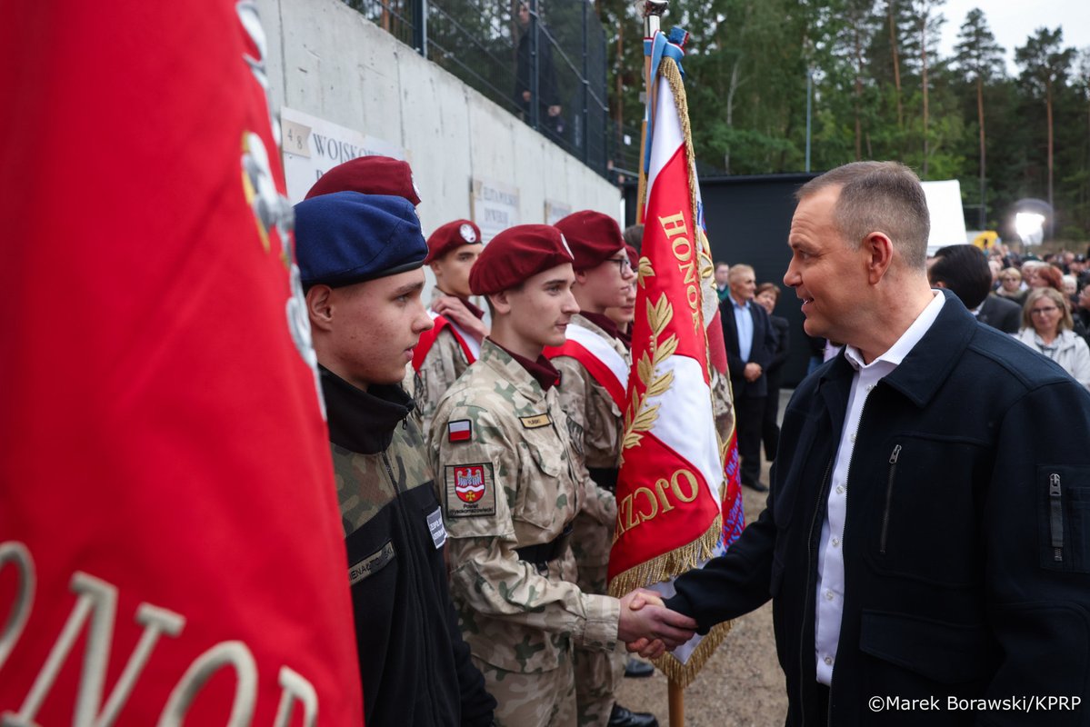 NawrockiKn's tweet photo. Sama broń nie zapewnia bezpieczeństwa, zapewnia je dopiero wyszkolony i odpowiedzialnie z niej korzystający człowiek.  

Dlatego wspólnie musimy budować nasze bezpieczeństwo, również w takich miejscach jak strzelnica w Bogutach-Piankach. https://t.co/dmWzHqR6EU