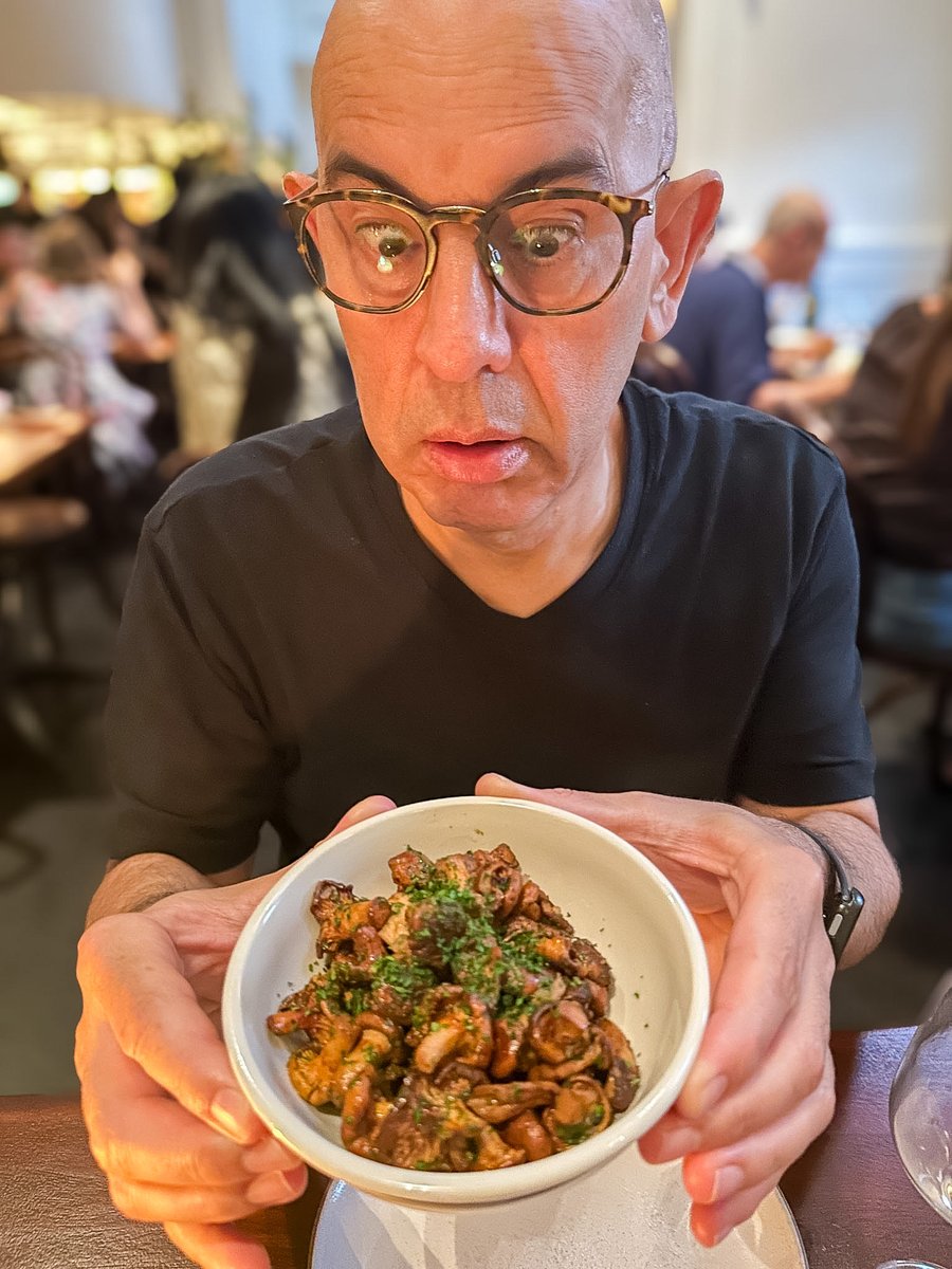 SimonMajumdar's tweet photo. #Simonstares at the much lauded Hamburger @maree__la very good it is too. However, my favorite taste of the evening was the buttery chanterelles.  Man alive were they good. https://t.co/KjUinS3DgB