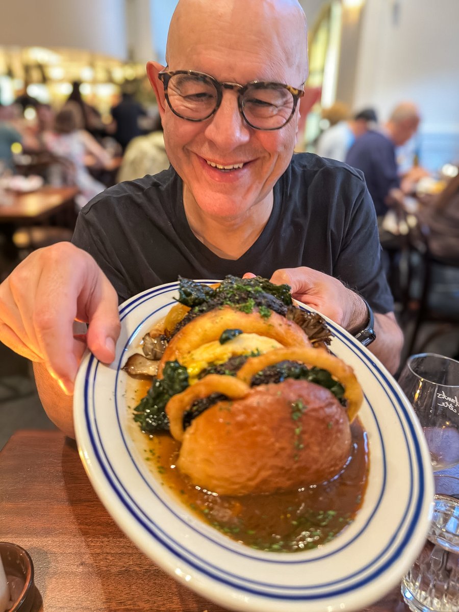 SimonMajumdar's tweet photo. #Simonstares at the much lauded Hamburger @maree__la very good it is too. However, my favorite taste of the evening was the buttery chanterelles.  Man alive were they good. https://t.co/KjUinS3DgB
