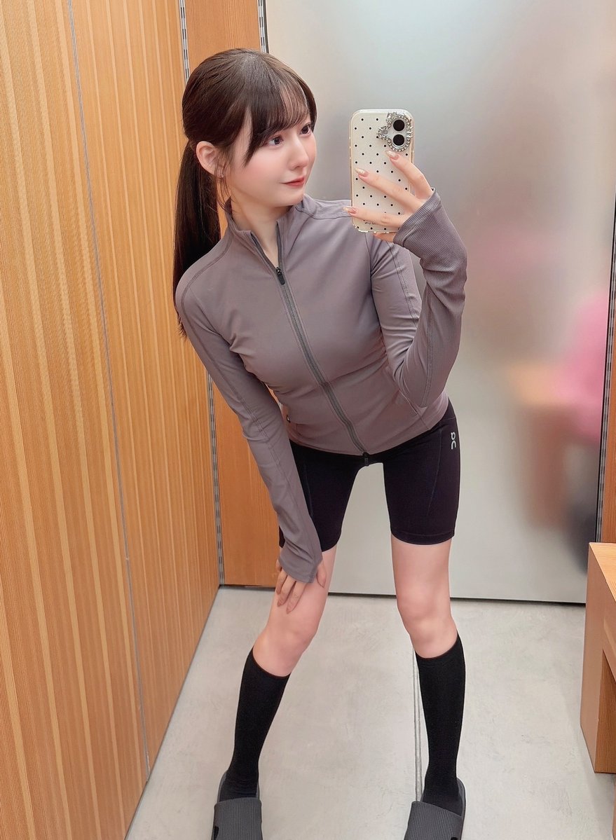 hanamori_hina's tweet photo. 雨の日おすすめのランニングコースってあるの〜？防水onスニーカー買ったので無敵٩( ˙꒳​˙  )วｳｪｲｳｪｲ✨ https://t.co/LZgXn5QnlD