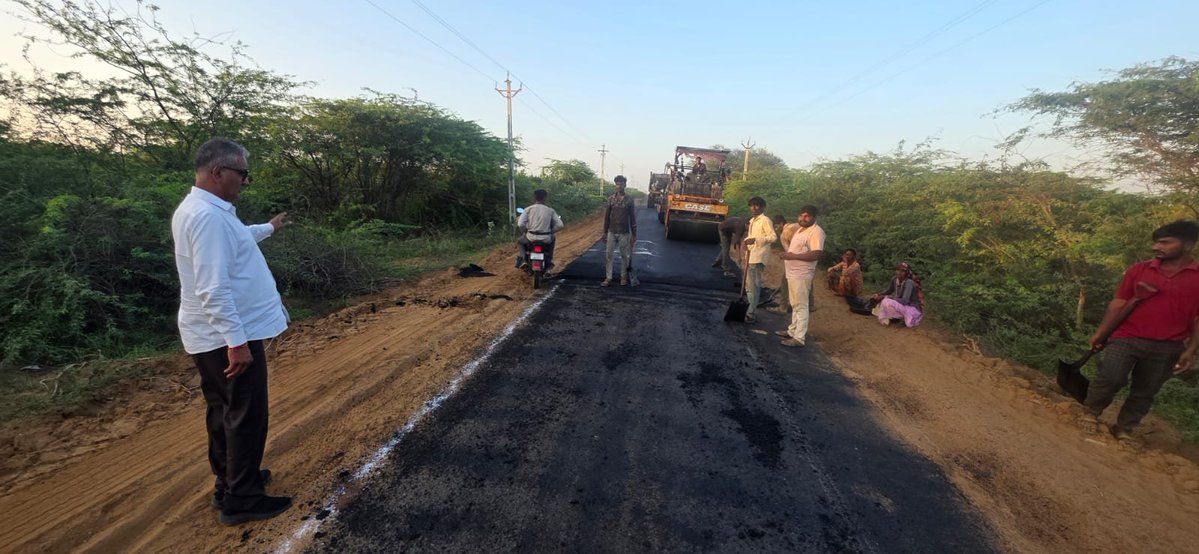 pmjadejamla's tweet photo. આજે રામપરથી માતાનામઢ રોડ પર ચાલી રહેલા ડામરકામનું સ્થળ નિરીક્ષણ કરી કામગીરીની ગુણવત્તા અને પ્રગતિ અંગે જરૂરી જાણકારી મેળવી. 

તથા સંબંધિત અધિકારીઓને કામગીરી ગુણવત્તાસભર અને સમયસર પૂર્ણ કરવા જરૂરી સૂચનાઓ આપી.

#ActiveMLAPMJadeja #PMJADEJA #MLAAbdasa #VikasWorks #Abdasa https://t.co/k2AHxDpcqr