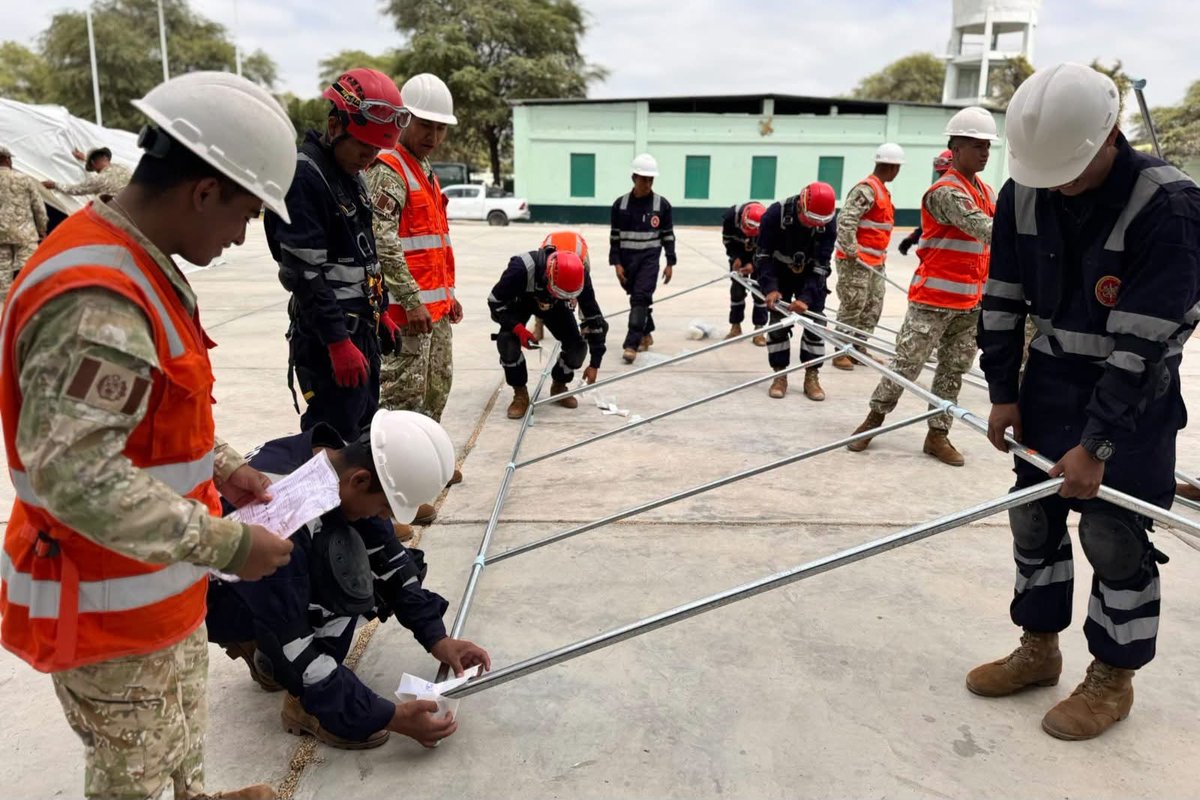 EjercitoPeru's tweet photo. El @EjercitoPeru, a través de la Primera División de Ejército, fortaleció la preparación de su personal en Piura ante el Fenómeno El Niño, mediante la prueba de operatividad de motobombas y la instrucción práctica en el armado de carpas, con especialistas del @indeciperu . https://t.co/qd8mE7wEb8