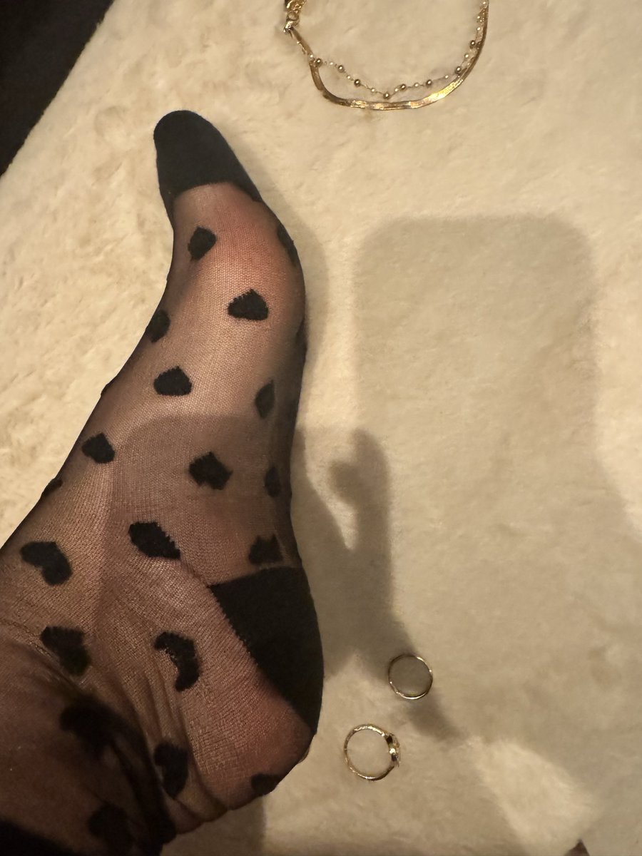 Mely_sth0's tweet photo. J’ai reçu de nouvelles chaussettes. Tu veux voir ? 

#feet #feetfetısh #feetِ  #frenchfeet #feetlover #footfetısh https://t.co/fiBqkbeFGP