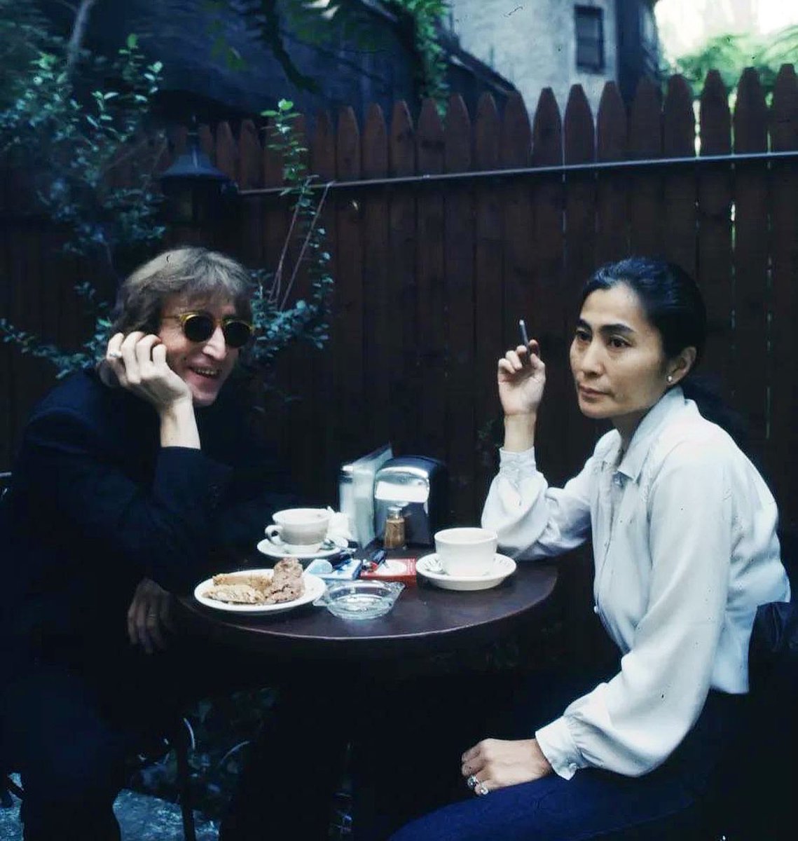 historyrock_'s tweet photo. John Lennon and Yoko having coffee and cake at Cafe La Fortuna in New York (1980)

Months later, Lennon would be murdered. https://t.co/bsTQzSv1yq