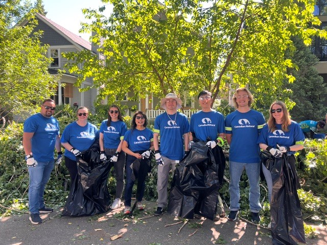 CanadianNatural's tweet photo. Our Surface Land team recently spent the day helping the City of Calgary and the Wilder Institute/Calgary Zoo by taking down older trees in the city that were scheduled for removal, so they can be reused for animal habitats at the zoo. https://t.co/BijVGsWk4e