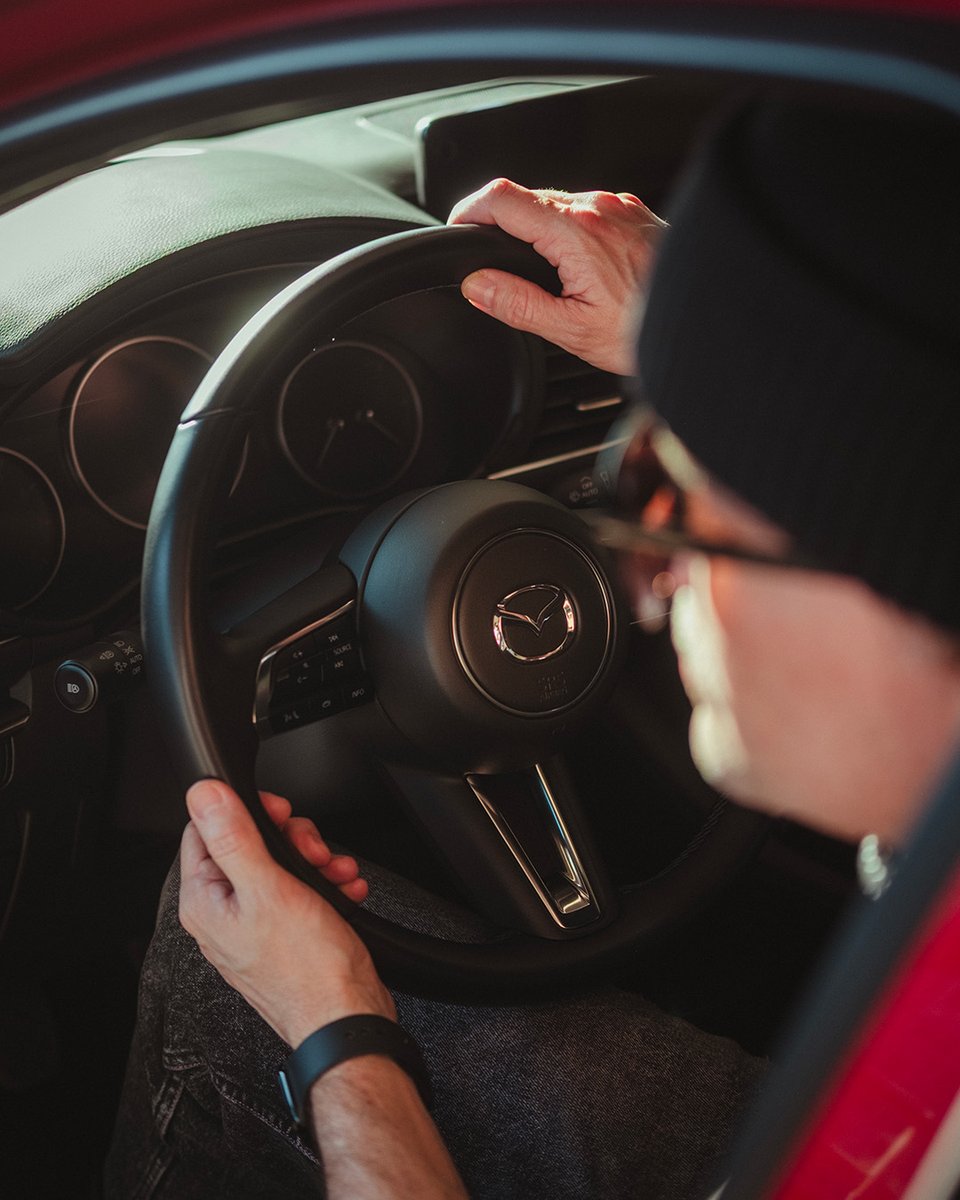 MazdaFrance's tweet photo. La Mazda3 à l'honneur, pour le plus grand plaisir des yeux. 
___⁣
Pour les trajets courts, privilégiez la marche ou le vélo. #SeDéplacerMoinsPolluer https://t.co/qRoiQ7gNrH