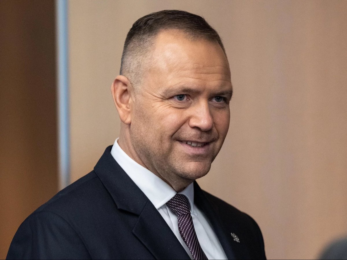 antyKremlak's tweet photo. Nawrocki: Musimy podjąć publiczną dyskusję o odpowiedzialnym dostępie do broni w Polsce.

Strzelaniny w szkole i na ulicy to dokładnie to czego Polsce brakuje, ja pierdole co za kretyn. https://t.co/BcuPSJNboY