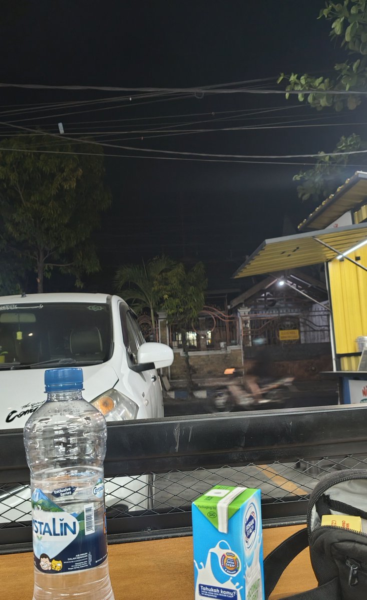 yraji21's tweet photo. depan indomaret memang andalan🙂 https://t.co/RCUbjIIfa1