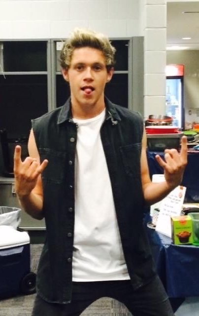 Niallupdatesnh's tweet photo. Niall frat boy is back https://t.co/AQlKBBOGDU