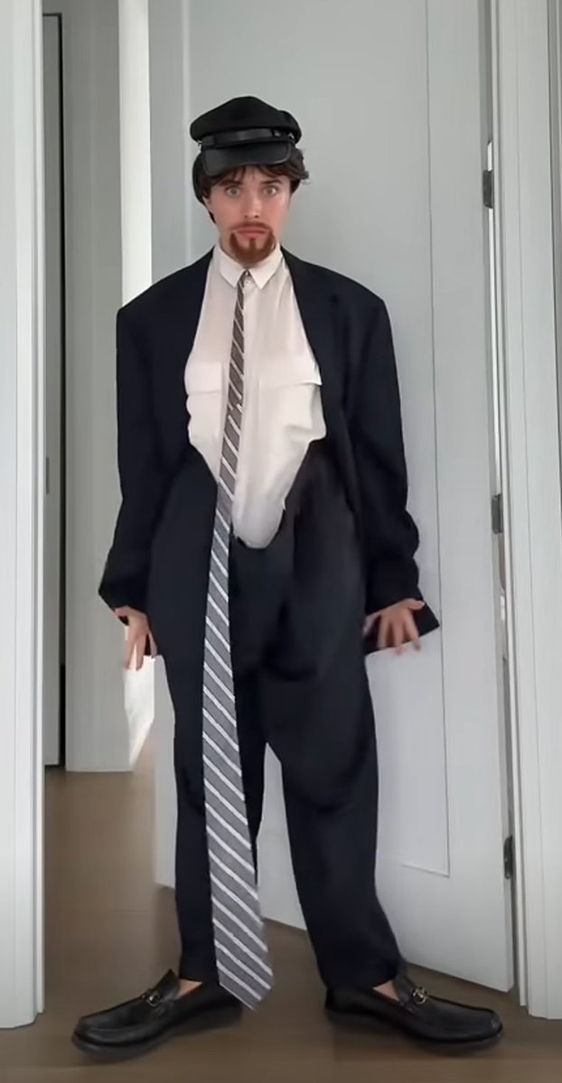 lovelyzanka's tweet photo. "that's my friend follo he got that shit on" https://t.co/14I3PHnJxL
