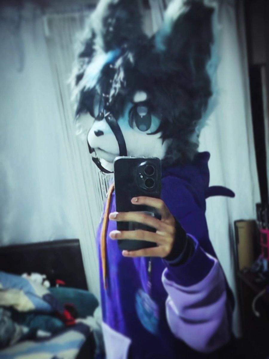 AzrielBorealis's tweet photo. 「Ah, you came in time, new comfy hoodie arrived, love it honestly? Who doesn't like warm and cuddly things?」

My André Moraph hoodie arrived and cuz its Friday, why not test it for some simple femboy Friday pics?

#furry #femboy #furryfemboy #femboyfriday https://t.co/wWWDLHBQtD