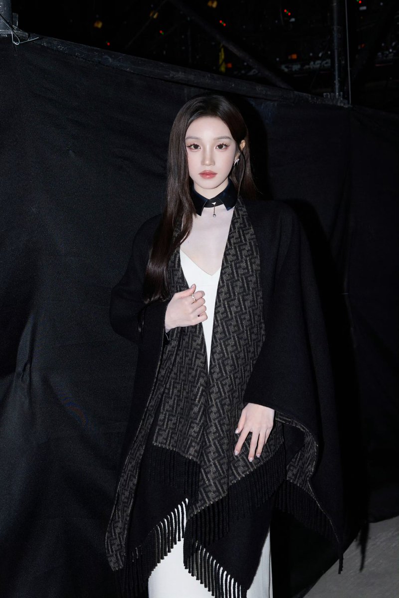 idlepopbase's tweet photo. i-dle's YUQI stuns at the Bazaar Gala 2026. https://t.co/9wAcqBhBE0