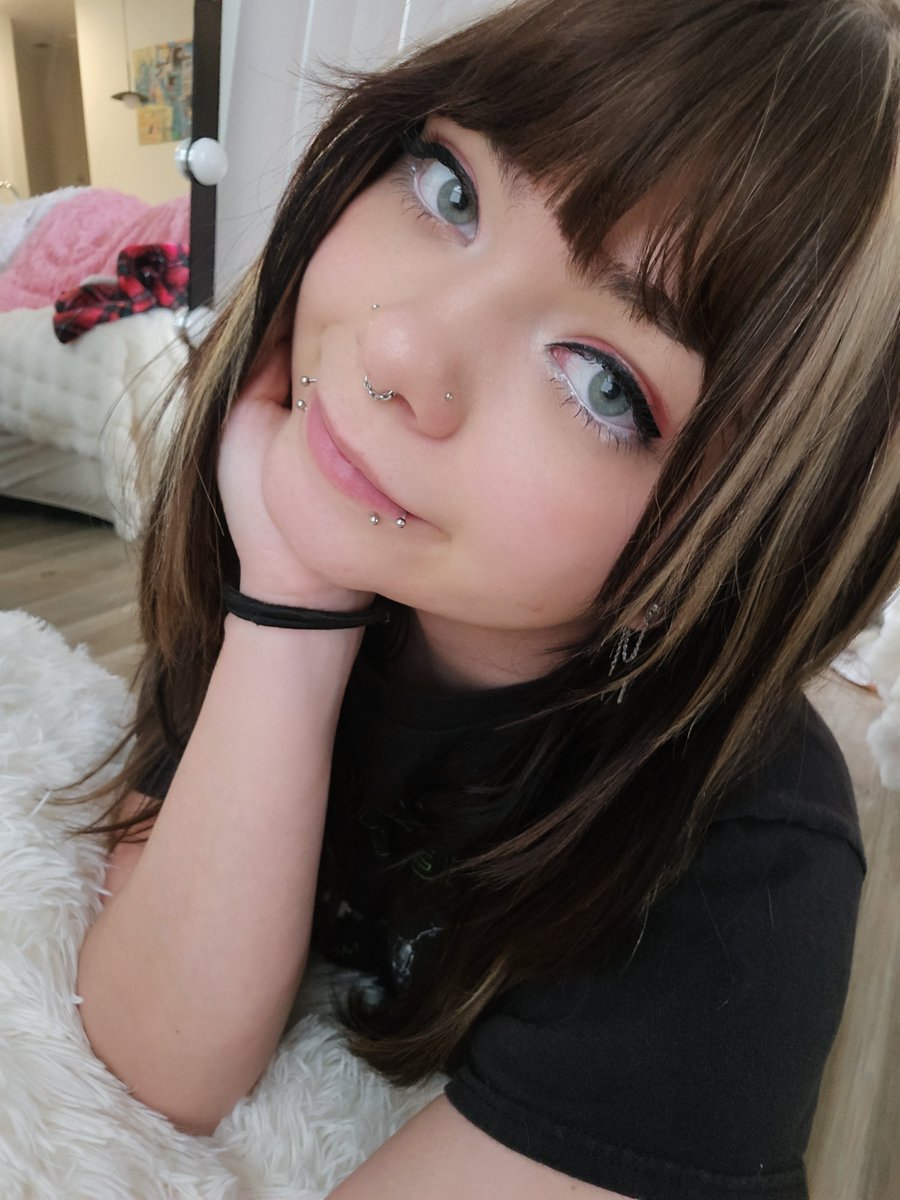 Zoesparks9_'s tweet photo. what’s something about me you probably wouldn’t guess from my pictures?! https://t.co/PqY37r2mBj