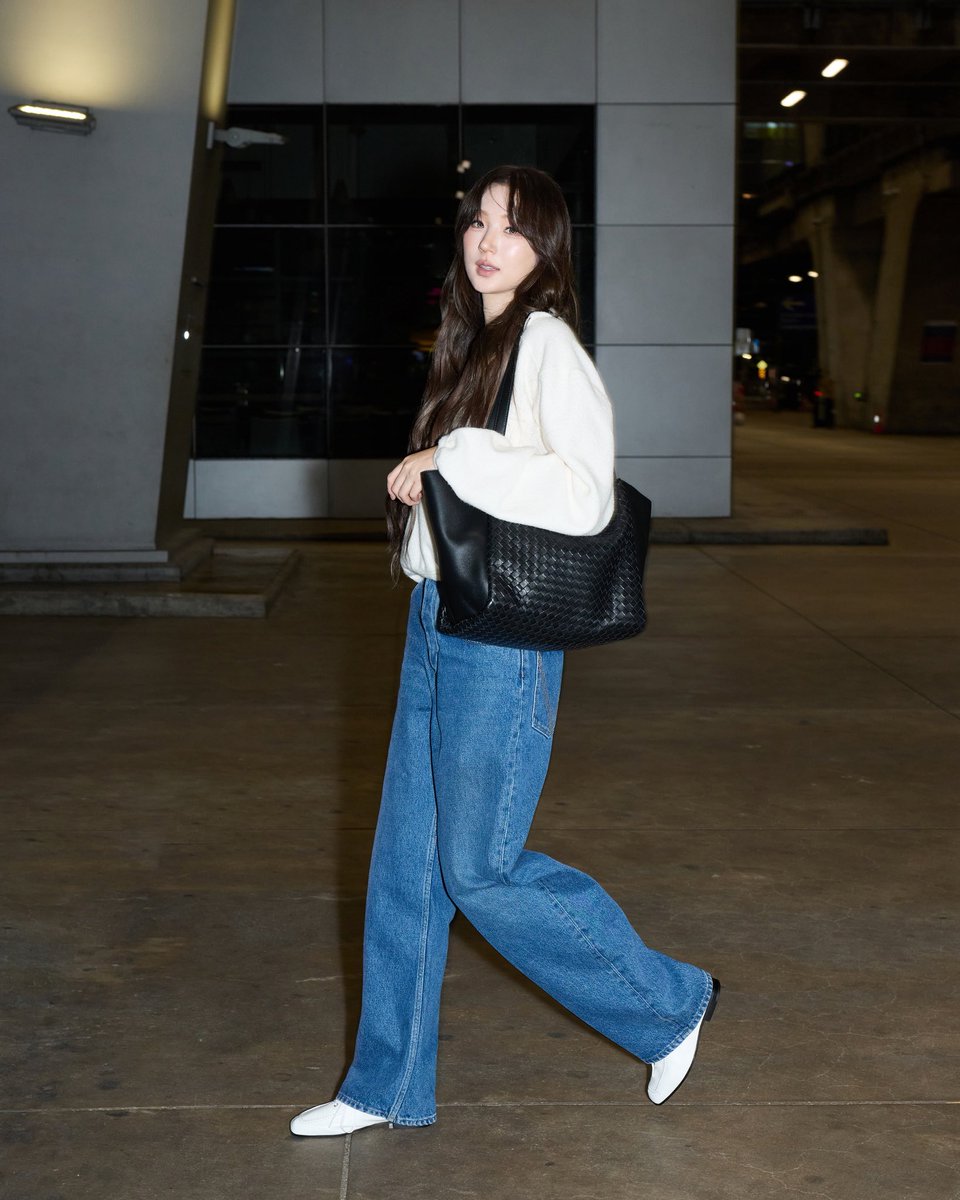 VogueThailand's tweet photo. #VogueFashionWeek ‘ดิว–จิรวรรตน์’ และ ‘ต้าเหนิง–กัญญาวีร์’ แบรนด์แอมบาสเดอร์ Bottega Veneta ออกเดินทางสู่กรุงมิลาน ประเทศอิตาลี เพื่อเข้าร่วมชมโชว์คอลเล็กชั่นฤดูใบไม้ผลิ/ฤดูร้อน 2027 ที่จะเกิดขึ้นในวันอาทิตย์ที่ 27 กันยายน 2026 เวลา 01:00 ตามเวลาประเทศไทย ติดตามชมการรายงานสด และโมเมนต์ของทั้งคู่ได้ที่โว้กประเทศไทยทุกช่องทาง #BottegaVeneta #dew_jsu #thanaerngnin 

Photo: Courtesy of Bottega Veneta