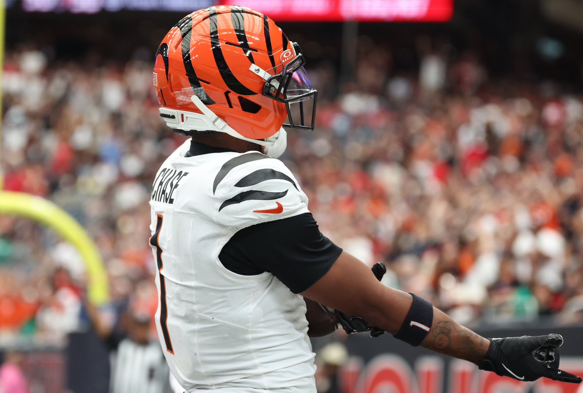 UnderdogNFL's tweet photo. NFL Week 2 Celebration Fines:

Ja'Marr Chase — The People's Elbow
Tee Higgins — The People's Elbow
Amon-Ra St. Brown — imitation of smoking
Jake Ferguson — imitation of chugging a beer
Kyle Juszczyk — imitation of chugging a beer
Matt Goncalves — imitation of chugging a beer https://t.co/gKwUuqZ70Y