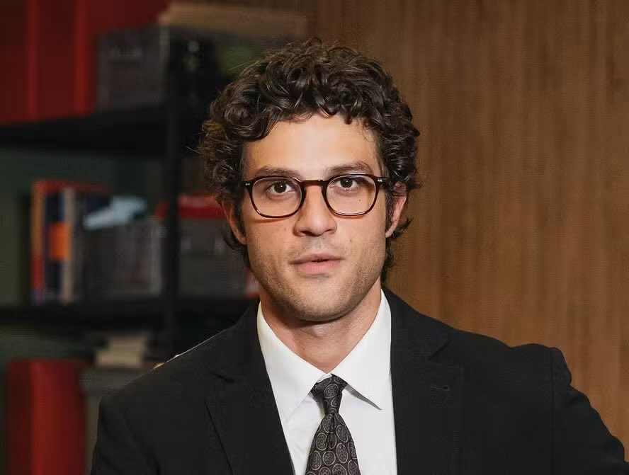 suedeMingotte's tweet photo. Em #QuemAmaCuida, Pedro vai cometer um grande erro que o afastará de Adriana. O advogado contará a amada que Heitor está vivo e, contra a promessa de manter segredo, ainda os apresentará. 

Heitor se apaixonará por Adriana à primeira vista, mas será rejeitado por ela por ter escondido a verdade e causado sofrimento ao pai. Com o tempo, porém, ele conquistará a confiança da fisioterapeuta e despertará novos sentimentos nela, colocando em dúvida o que sente por Pedro.

🗞️ Notícias da TV