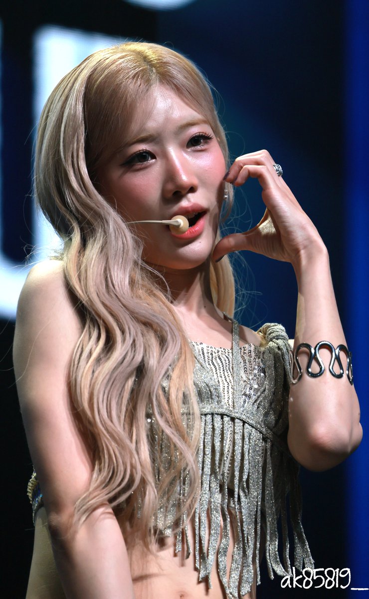 ak85819_'s tweet photo. 260906 
Art of BLUE BLOOD in Seoul Day 2  
❤️
#ARTMS #아르테미스 #김립 #KimLip https://t.co/mU6Ob1RsYN
