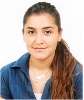 avfgnakdgn's tweet photo. Allah’ım, ne kadar zor… Çocukluğunu bildiğim, yıllar sonra avukatlığını da yaptığım Dr. Öğr. Üyesi Ayça Kübra Hızarcı’yı kaybettik. Onun için “vefat etti” demek bile içimi acıtıyor.
Ayça, yaşadığı sağlık sorunlarına rağmen çalışmaktan vazgeçmedi. Dokuz Eylül Üniversitesi’nde akademik hayatını sürdürdü; araştırmaları uluslararası dergilerde yayımlandı. Verdiği mücadeleyi bildikçe ona duyduğum hayranlık da, bugün hissettiğim acı da büyüyor.
Seyfullah Hocam, kızınızın sağlığı için nasıl çabaladığınızı biliyorum. Türkiye’de, Amerika’da bir çare bulabilmek için çalmadığınız kapı kalmadı. Elinizden gelen her şeyi yaptınız. Şimdi size “başınız sağ olsun” demek bile yetersiz geliyor.
Ayça’nın acısı dindi; bize ise tarifsiz bir özlem kaldı. Rabbim güzel meleğimize rahmet eylesin, cennetin en güzel köşesini ona mekân kılsın. Ailesine ve bütün sevenlerine sabır versin. Başımız sağ olsun.