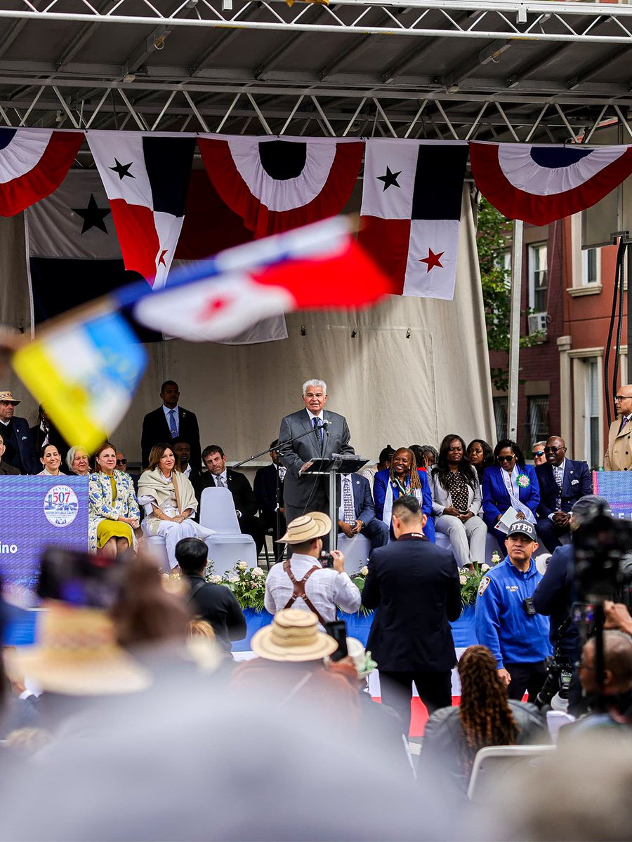 presidenciapma's tweet photo. Brooklyn rinde homenaje a Panamá con la designación de varios tramos de la avenida Franklin, en Crown Heights, como “Little Panama Way”.

El presidente José Raúl Mulino y la primera dama Maricel Cohen de Mulino participaron en el acto oficial que reconoce a las generaciones de panameños que han contribuido a forjar este vecindario y a enriquecer el patrimonio cultural de Nueva York. 🇵🇦 #OrgulloPanameño