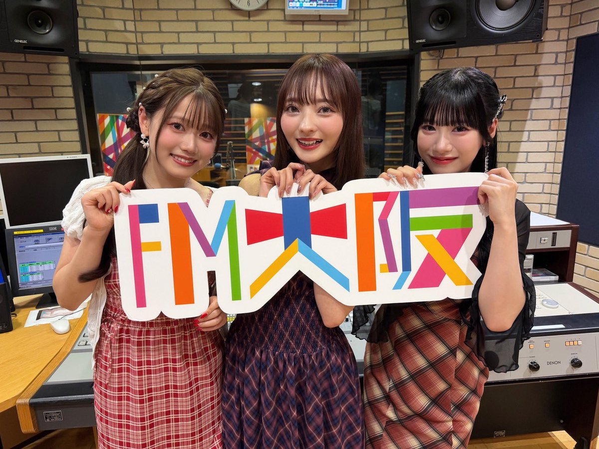 ClariS_Staff's tweet photo. この度は、おふらじ！EXの復活本当におめでとうございます📻🫶🏻✨

復活初回という記念すべき回にコメントで参加させていただけて、本当に光栄です🧡🩷🩵
3人としても久しぶりの #おふらじ ！🫶🏻
みなさん、ぜひお楽しみに🎧

#ClariS 🌼🎀🦋
#FM大阪 
@off_fmosaka https://t.co/AvGWcjSuti