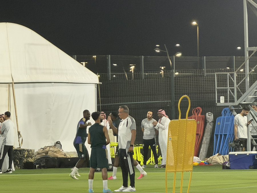NEWSSPL_'s tweet photo. 📸 دونيس في حديث مع محمد أبو الشامات ماقبل بداية التدريبات. https://t.co/PZXdaKcG62