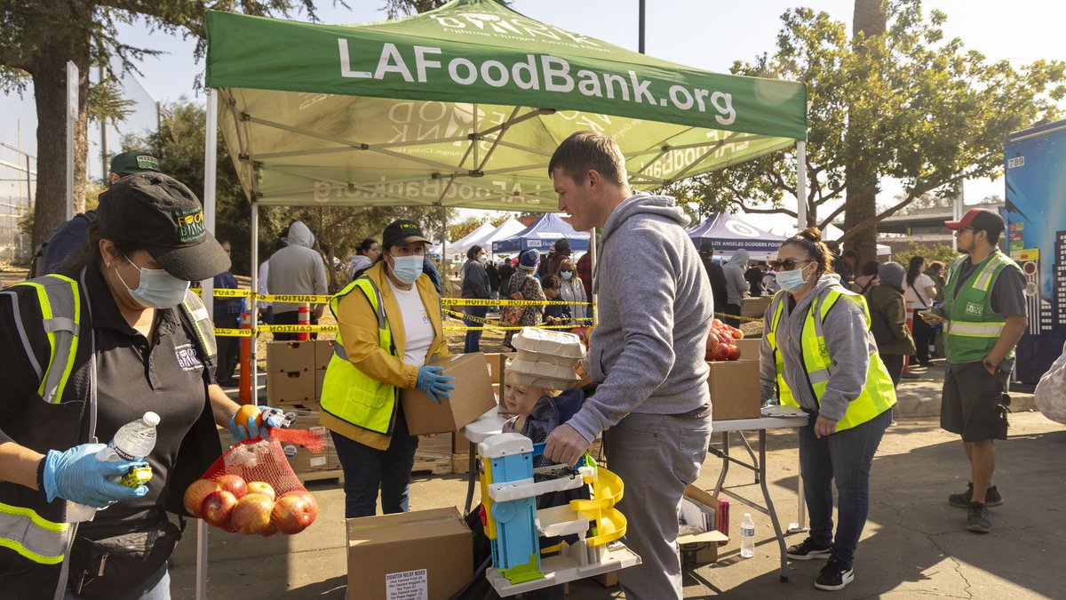 LAFoodBank's tweet photo. Families across Los Angeles County are facing hunger. With support from the @PepsiCo Foundation and @FeedingAmerica the Los Angeles Regional Food Bank’s Mobile Food Pantry program continues serving our neighbors.
#EndHunger #FoodForGood #CommunityImpact https://t.co/W6UVcSU04z