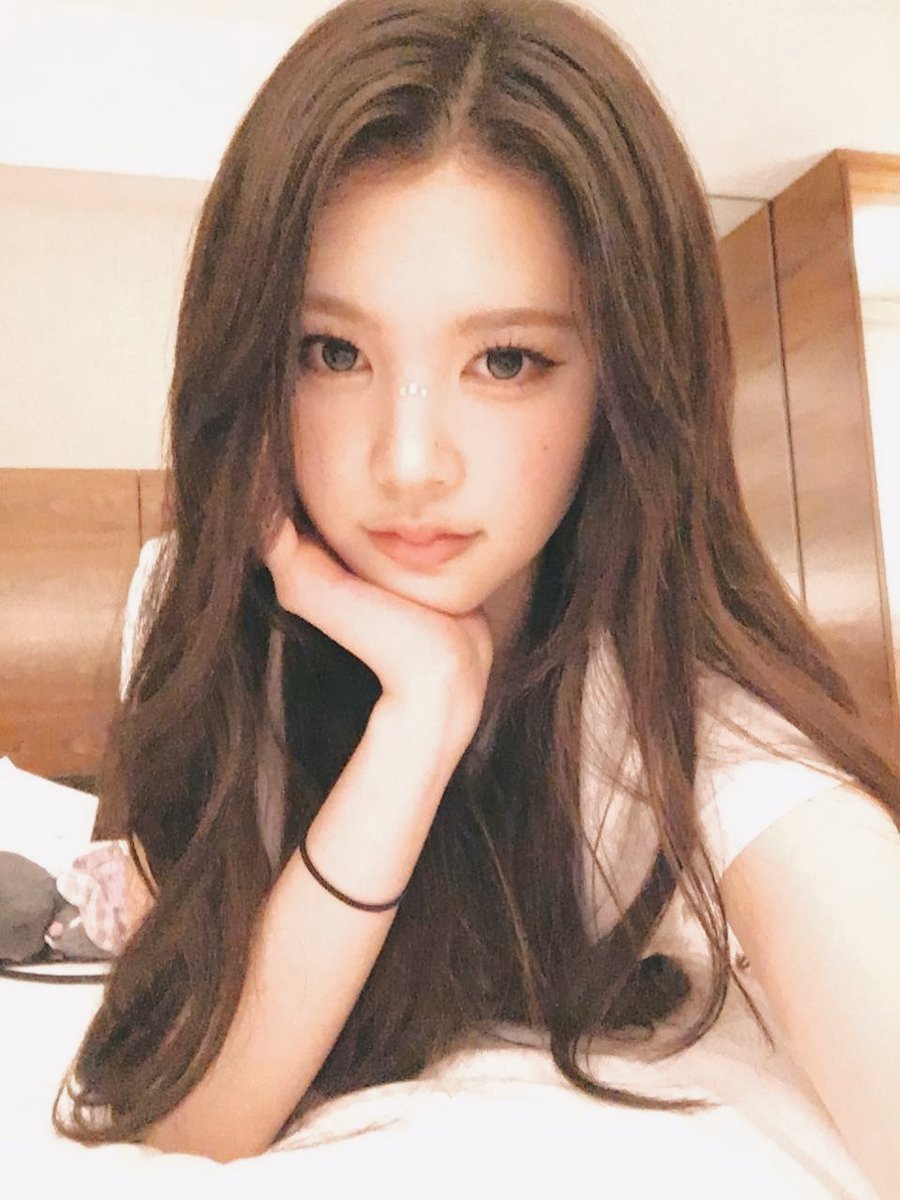 rohryuna's tweet photo. Just  a  little  moment  of  reflection  and  tranquility  before  the  day  winds  down  completely  ☁️🪞.  Feeling  so  peaceful  and  serene  right  now  🤍🕯️.  The soft  lighting  and  this  warm  atmosphere  make  everything  feel  absolutely  divine  and  so  comfy  ☕✨ https://t.co/5dEuhrWY0P