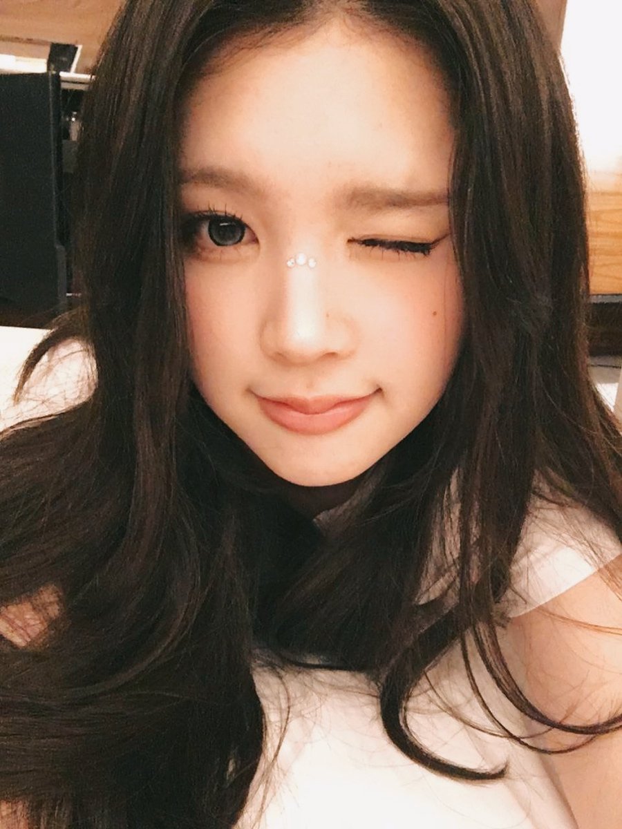 rohryuna's tweet photo. Just  a  little  moment  of  reflection  and  tranquility  before  the  day  winds  down  completely  ☁️🪞.  Feeling  so  peaceful  and  serene  right  now  🤍🕯️.  The soft  lighting  and  this  warm  atmosphere  make  everything  feel  absolutely  divine  and  so  comfy  ☕✨ https://t.co/5dEuhrWY0P