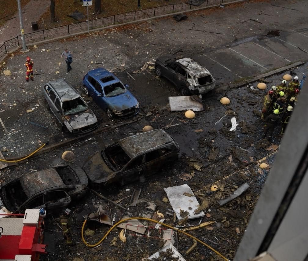 TheFomology's tweet photo. RUSSIA’S DAYTIME DRONE ATTACK HITS CENTRAL KYIV

Russia carried out a daytime drone attack on central Kyiv, killing at least 4 civilians and wounding 7, according to Ukrainian authorities.
The strike followed a series of drone attacks on the Ukrainian capital today that have reportedly wounded at least 40 people.