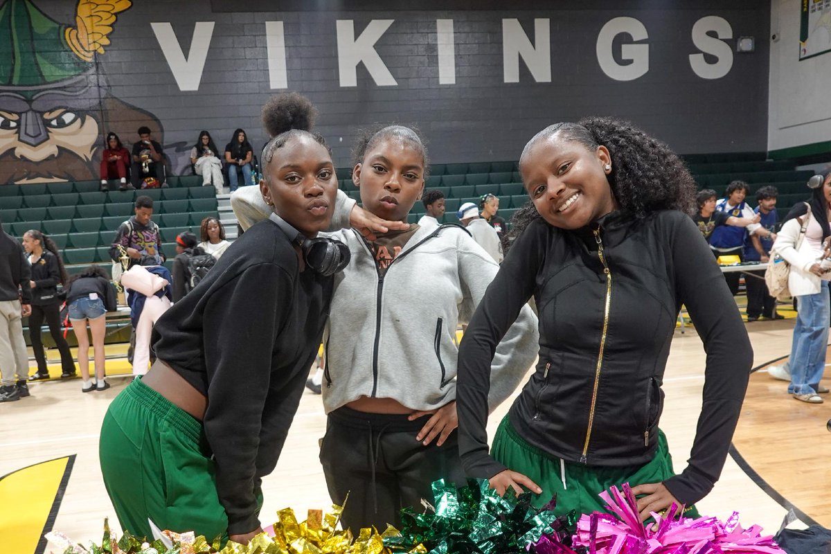ColsCitySchools's tweet photo. Northland High School freshman scholars filled the gym for the Freshman Activities Fair, meeting the teams and clubs that make Northland home! 🌱🧩 #OurCCS #LeadersGrownHere https://t.co/zE1CgwvWzg