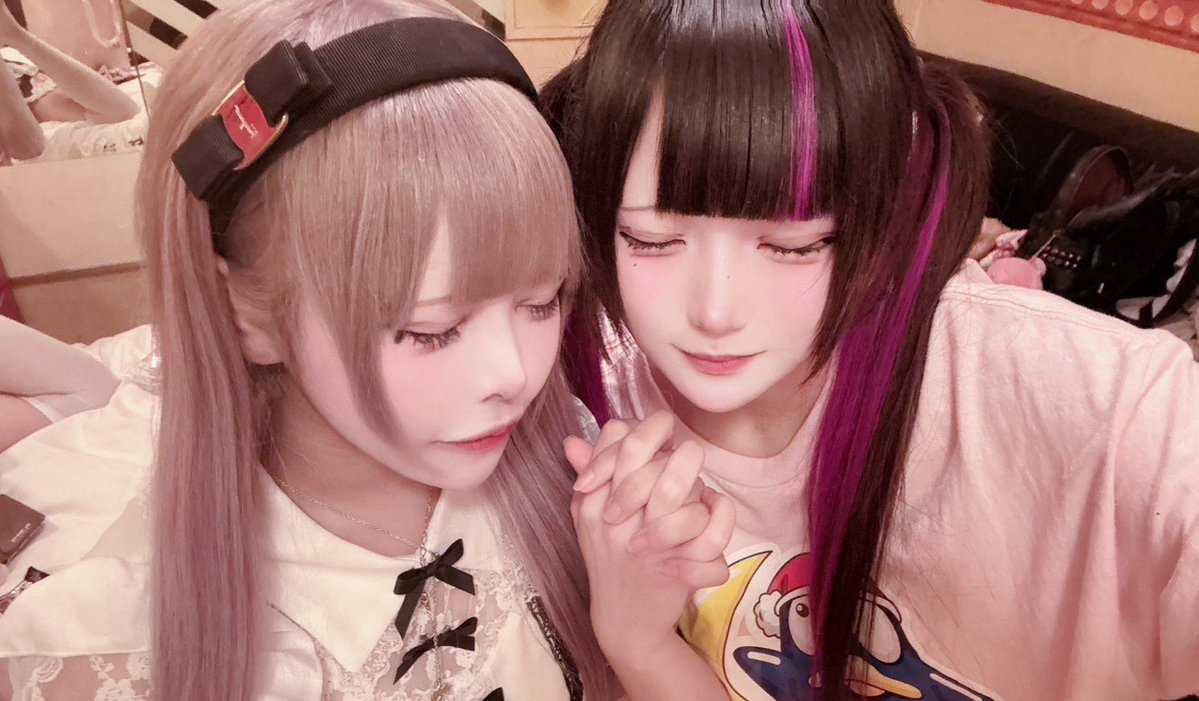 uwpa_'s tweet photo. えれめちゃんだいすきでした。今もこれからもずっとだいすきです。

「ワイの左腕になれるのはお前だけだから、一緒に上がってこう」って言ってくれたこと今でもずっと覚えてます。

怒ることも、殴ることも、避けてしまうことも、えれめちゃんにとっては全部愛情なのって「愛の伝え方が上手く分からない、ごめんね」って伝えてくれたこともそんな不器用なえれめちゃんのことも、全部だいすきでした。

一緒にイベントをしたことも、私が「おやすみ泣き声、さよなら歌姫」を歌った時「ワシが初めてイベントをしたときに歌った曲なんだ」って泣きながら聴いて一緒に歌ってくれたことも絶対に忘れない。

一緒にお泊まりして、お風呂に入って、ご飯を食べに行って、手を繋いで眠って。えれめちゃんの噛み跡も、今でも私の腕に残ってるよ。

思い出すたびにもう会えないことが信じられなくてもっとたくさんありがとうを伝えたかった。

みんなの前では強くて、不器用で、時には怖いえれめちゃんだったけど、裏では誰よりも優しくて、自分なりの言葉でたくさん想いを伝えてくれる人でした。

私のことを認め��くれて、えれめちゃんが私にくれた言葉も、愛情も、一緒に過ごした時間も、全部私の宝物です。

だいすきで尊敬していてずっと追いかけていたかった先輩。

何年経っても何があってもえれめちゃんは私のだいすきな先輩です。

えれめちゃん、だいすきだよ。ずっとずっとだいすきです。
どうか安らかに眠ってください