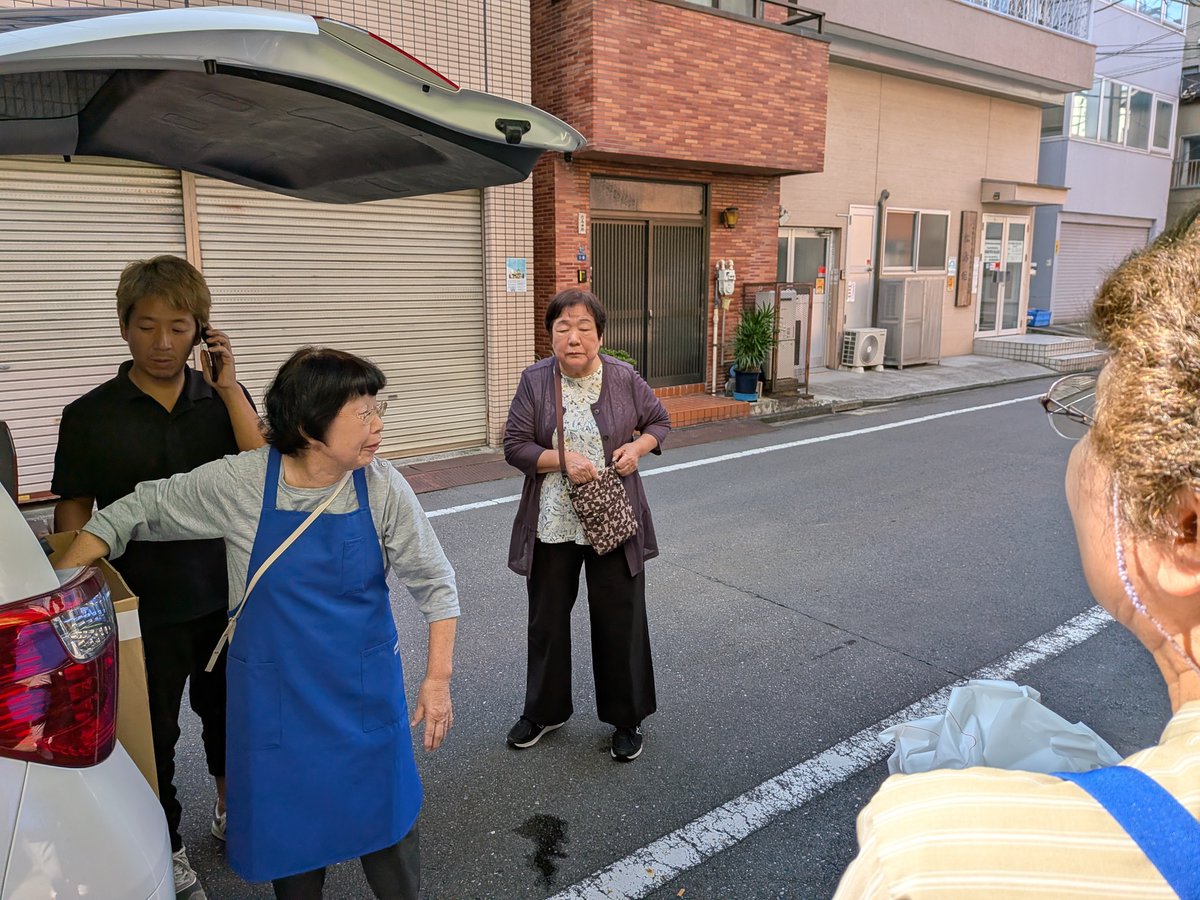 kikukawa2c's tweet photo. 今日は77歳以上の皆様へ
亀戸天神様からのお祝いを　
お届けいたしました🎁　　
皆様の益々のご健康を
お祈りいたします✨️

#墨田区菊川
#菊川二丁目町会 
#亀戸天神社
#敬老の日
#お祝い https://t.co/mUOU68lHfL