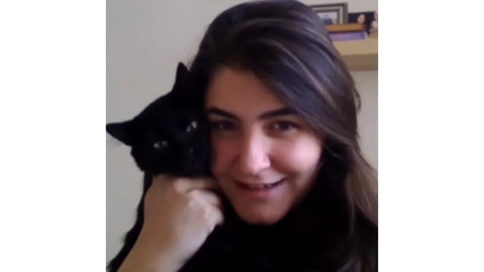 avfgnakdgn's tweet photo. Allah’ım, ne kadar zor… Çocukluğunu bildiğim, yıllar sonra avukatlığını da yaptığım Dr. Öğr. Üyesi Ayça Kübra Hızarcı’yı kaybettik. Onun için “vefat etti” demek bile içimi acıtıyor.
Ayça, yaşadığı sağlık sorunlarına rağmen çalışmaktan vazgeçmedi. Dokuz Eylül Üniversitesi’nde akademik hayatını sürdürdü; araştırmaları uluslararası dergilerde yayımlandı. Verdiği mücadeleyi bildikçe ona duyduğum hayranlık da, bugün hissettiğim acı da büyüyor.
Seyfullah Hocam, kızınızın sağlığı için nasıl çabaladığınızı biliyorum. Türkiye’de, Amerika’da bir çare bulabilmek için çalmadığınız kapı kalmadı. Elinizden gelen her şeyi yaptınız. Şimdi size “başınız sağ olsun” demek bile yetersiz geliyor.
Ayça’nın acısı dindi; bize ise tarifsiz bir özlem kaldı. Rabbim güzel meleğimize rahmet eylesin, cennetin en güzel köşesini ona mekân kılsın. Ailesine ve bütün sevenlerine sabır versin. Başımız sağ olsun.