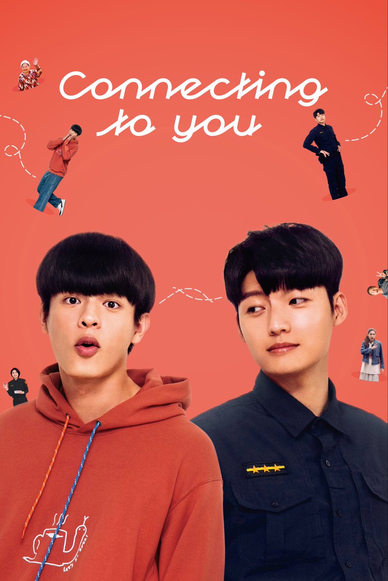 PlanetReviewDE's tweet photo. #ConnectingToYou Staffel 1
Review ⭐️⭐️⭐️
'In der ganzen Welt bist du nur mit mir verbunden' (🇩🇪 Titel) verbindet eine einfache, süße BL-Romanze mit einer charmanten übernatürlichen Idee: Student Chia-Kai kann die unterschiedlichen Fäden sehen, die Menschen miteinander verbinden und etwas über ihre Beziehungen verraten. Ausgerechnet er selbst scheint jedoch mit niemandem verbunden zu sein – bis eine herrlich absurde Begegnung mit dem Polizisten Da-Wei alles verändert und plötzlich ein silberner Faden zwischen ihnen auftaucht. Hinter der verspielten Grundidee steckt dabei auch etwas Melancholie, denn Chia-Kai hat seine Eltern früh verloren, fühlt sich häufig wie ein Außenseiter und nutzt seine Fähigkeit, um anderen Menschen bei ihren Beziehungen zu helfen. Als ausgerechnet zwischen ihm und Da-Wei eine Verbindung entsteht, möchte er deshalb unbedingt herausfinden, was dieser Faden bedeutet. Gerade die ersten Episoden besitzen viel Humor, angefangen bei ihrem vollkommen chaotischen ersten Treffen, bei dem Da-Wei Chia-Kai zunächst für einen Betrüger oder sogar Angreifer hält. Daraus entsteht eine leichte Enemies-to-Lovers-Dynamik, die allerdings nie wirklich feindselig wird, weil Chia-Kai schlicht viel zu liebenswert ist. Nachdem er einen Nebenjob bei der Polizei bekommt, verbringen beide immer mehr Zeit miteinander und kommen sich langsam näher. Bruce Chiu und Liu Yu Ren tragen die Serie dabei mit ihrer sympathischen Chemie. Chia-Kais sanfte, etwas einsame Art harmoniert wunderbar mit dem ehrlichen und pflichtbewussten Da-Wei, während ihre Romanze weniger von großen Liebeserklärungen als von kleinen Gesten lebt: füreinander kochen, sich gegenseitig helfen oder auch mal eine Kakerlake beseitigen, weil der andere Angst davor hat. Die Polizeifälle selbst sind dagegen eher nebensächlich und selten besonders spannend, doch das stört uns kaum, weil 'Connecting to You' von Anfang an deutlich macht, dass wir hier keine große Mystery-Geschichte erwarten sollten. Selbst die übernatürliche Fähigkeit bleibt hauptsächlich ein Werkzeug, um über menschliche Beziehungen, Einsamkeit und Verbundenheit zu erzählen. Am Ende ist 'Connecting to You' deshalb vor allem eine angenehm entspannte Wohlfühlserie, deren größte Stärke ihre beiden Hauptfiguren sind. Wer große Wendungen, Drama oder leidenschaftliche Eskalationen erwartet, dürfte hier falsch sein, doch wer einfach zwei sympathischen Menschen dabei zusehen möchte, wie aus gemeinsamen Momenten langsam Zuneigung und schließlich Liebe entsteht, bekommt eine wunderbar fluffige kleine Romanze. Manchmal braucht es eben keinen Sturm – manchmal reicht ein dünner silberner Faden, der zwei Menschen miteinander verbindet. #LGBTQ