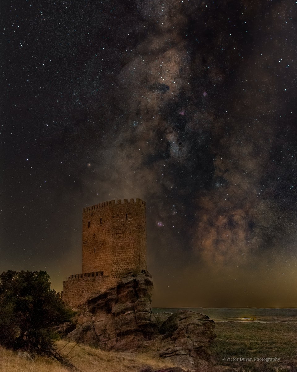 esa_es's tweet photo. Hoy en #cielosESA...

@victorduran_78 nos envía esta espectacular imagen del cielo desde el Castillo de Zafra, Guadalajara

¡Muchas gracias @victorduran_78 por tu foto!
Etiqueta tus 📸📸 con #cielosESA https://t.co/vMDDxghq0v