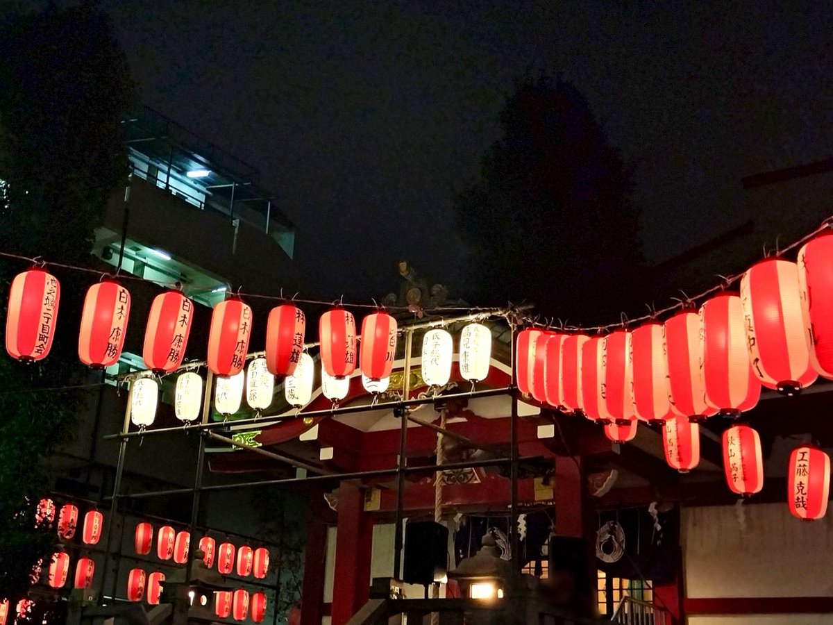 OkeebohO's tweet photo. 260925(金) 大祭 奉納踊り👆️
150年お祝いの由緒正しい場だけどポップス多めで盛り上がった。神社で「滅！」のインパクトよ🤣
太鼓を叩く子どもたちが次々交代していく連携が凄かった👏
ナレーター真中 了さんによる全曲紹介を交えたラジオ風の進行。上空におぼろ月が見えて、歌詞にふさわしい夜に https://t.co/5cJGi6FEir