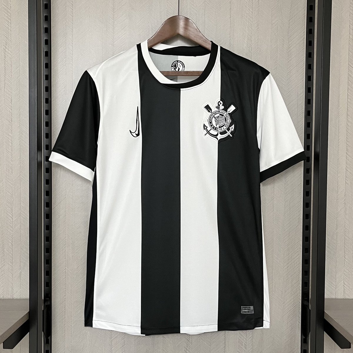 IMPORTAAI's tweet photo. A camisa virgulada do Corinthians! 🦅

🛒 Mercado Livre 
🔗 https://t.co/hcLhY38ZVw (torcedor)

🎟️ Cupom: TEMAQUI https://t.co/ZdeaFRnju9
