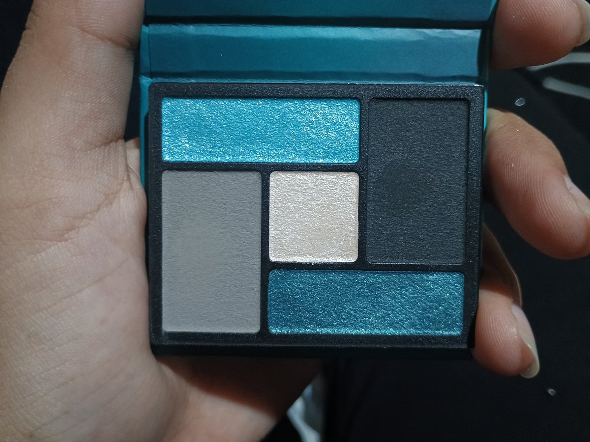 ifshinyu's tweet photo. gente isso é azul ou verde? https://t.co/NovfKw6MJd