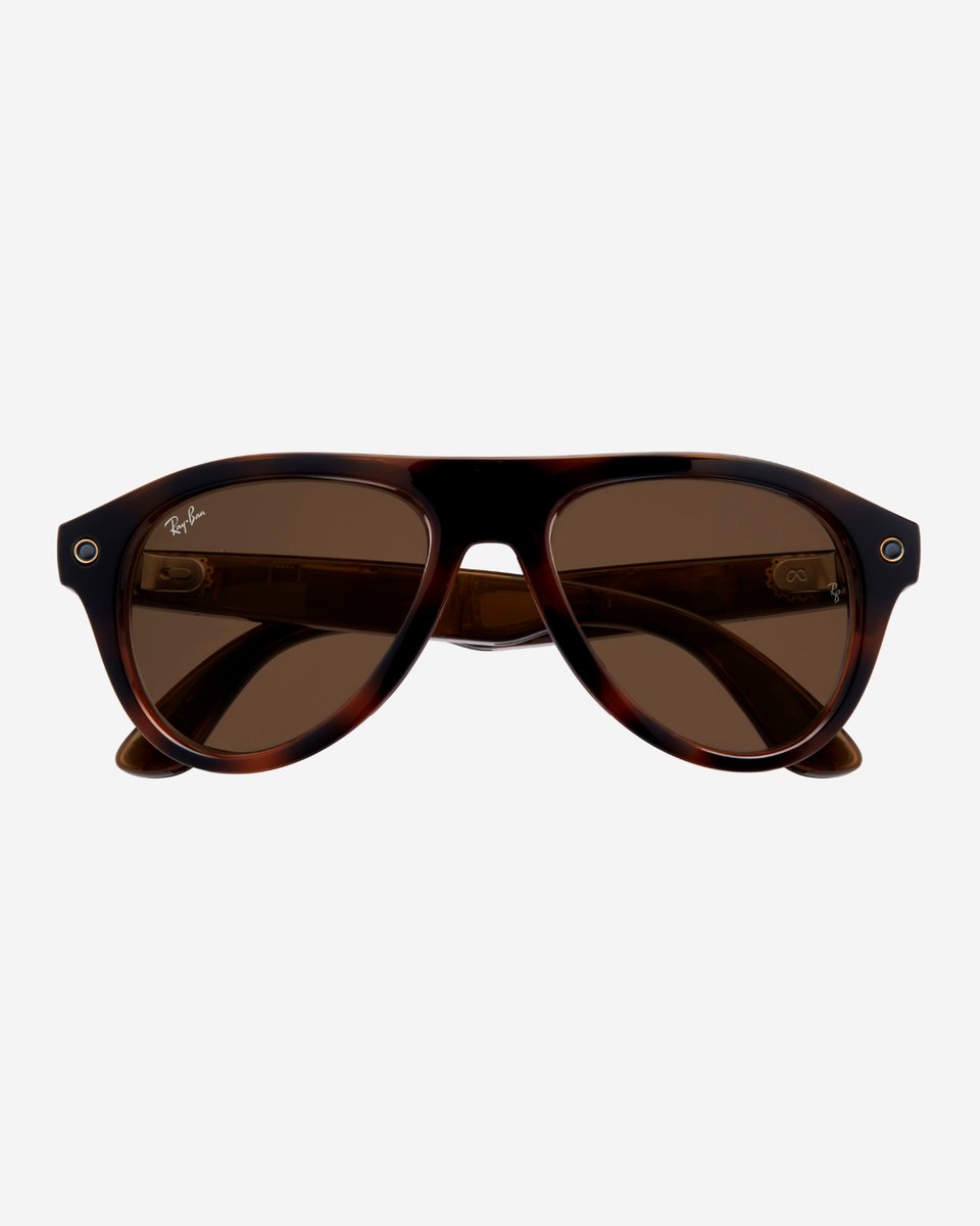 ray_ban's tweet photo. Meet the Aviator, reinvented.
A Ray-Ban icon, reinterpreted for today.
Worn by Bruna Marquezine. https://t.co/1xCfHJuMVU