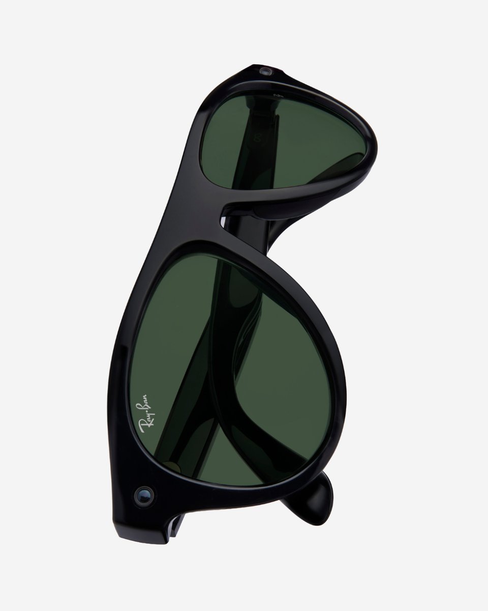 ray_ban's tweet photo. Meet the Aviator, reinvented.
A Ray-Ban icon, reinterpreted for today.
Worn by Bruna Marquezine. https://t.co/1xCfHJuMVU