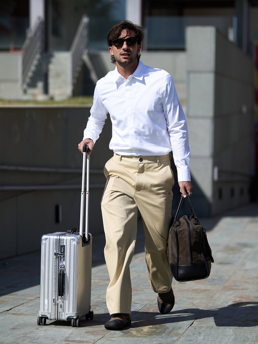 ActuFoot_'s tweet photo. La sélection espagnole 🇪🇸 voyage AVEC CLASSE en Angleterre 🏴󠁧󠁢󠁥󠁮󠁧󠁿 pour affronter les Anglais. 😎

📸 @SEFutbol https://t.co/zuOQMOHDaU