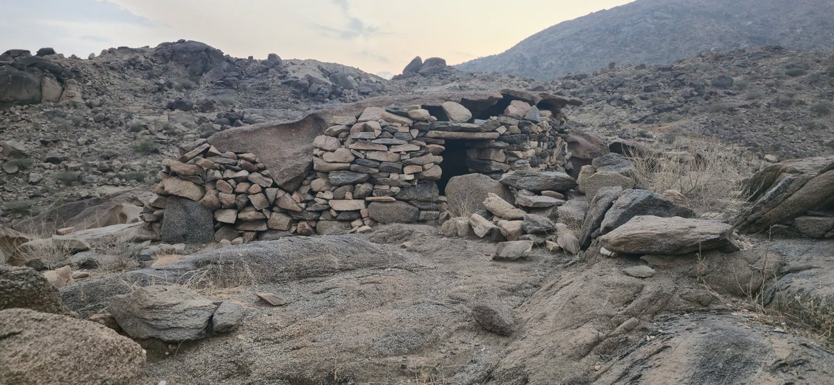 almalki_awadh's tweet photo. شواهد باقية تروي حكايات العيش في الشعاب و على سفوح الجبال.
محافظة أضم
من تصويري.. https://t.co/yX5zwl30gk