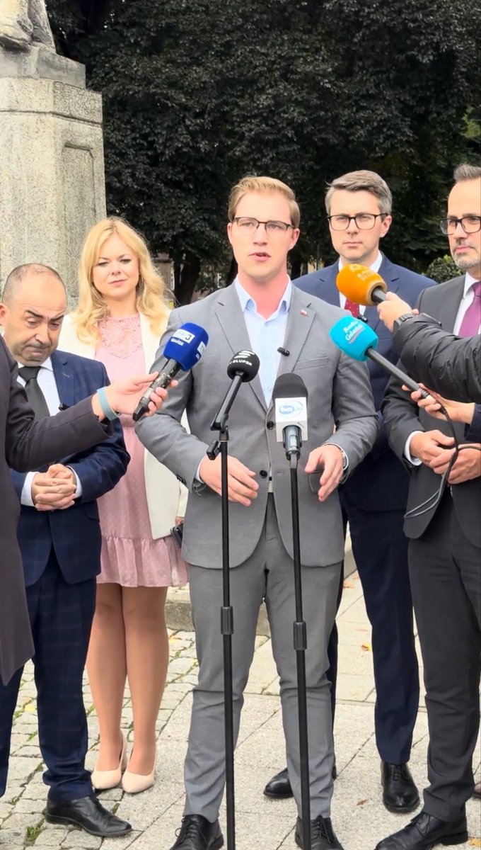 kacper_moroz's tweet photo. Czas na odważne decyzje. Czas na rozwój dla naszych samorządów.

W polityce samorządowej przychodzi moment, w którym trzeba spojrzeć prawdzie w oczy: dotychczasowa formuła lokalnej opozycji w Słupsku po prostu się wyczerpała. 

Przez lata obecna władza w ratuszu nauczyła się zbywać każdą merytoryczną krytykę, każdy audyt i każde wytknięcie błędów wygodną dla siebie łatką „partyjnej kłótni”. W tym samym czasie miasto traci szanse rozwojowe, młodzi ludzie wyjeżdżają, a kluczowe tematy gospodarcze i infrastrukturalne ugrzęzły w marazmie.

Nie zostałem radnym po to, żeby brać udział w jałowym teatrze bezradności, zadowalać się świętym spokojem czy biernie czekać na kolejne wybory. Mieszkańcy oczekują ode mnie konkretów, odwagi i skuteczności.

Dlatego podjąłem jednoznaczną decyzję: dołączam do drużyny @RozwojPlus Premiera @MorawieckiM 🇵🇱

Dziś w Słupsku wspólnie z europosłem @PiotrMuller oraz wicemarszałkiem Sejmu @mhorala mówiliśmy o naszej wizji budowania silnej i dynamicznie rozwijającej się Polski.

Do Rozwoju Plus dołączają również radni Powiatu Słupskiego: @SamantaNowinska, @stolarczyk_p, Kamil #Patynowski, i Zbigniew #Pawłowski.

Co to oznacza w praktyce?

1️⃣ Słupsk nie może być traktowany jak odcięta od świata wyspa. Potrzebujemy bezpośredniego przełożenia na projekty ogólnopolskie i europejskie, nowych miejsc pracy i strategicznych inwestycji infrastrukturalnych.

2️⃣ Zmiana szyldu nie oznacza taryfy ulgowej dla złej ekipy Koalicji Obywatelskiej rządzącej dziś Słupskiem. Przeciwnie – zyskujemy ogólnopolskie zaplecze merytoryczne i prawne, by jeszcze skuteczniej patrzeć władzy na ręce i rozliczać każdą publiczną złotówkę.

3️⃣Razem z nowo powstałym klubem Rozwoju Plus w Radzie Powiatu Słupskiego będziemy blisko współpracować, bo interes Słupska i otaczających go gmin jest wspólny – od komunikacji po nowe tereny inwestycyjne.

Dla mnie sprawa jest prosta: lojalność wobec mieszkańców Słupska i rozwoju naszego miasta zawsze będzie stała wyżej niż partyjna wygoda i trwanie w skansenie.
Nie zmieniam swoich wartości ani zasad – zmieniam narzędzia na skuteczniejsze. 

Przechodzimy do ofensywy programowej. Przed nami mnóstwo ciężkiej pracy!