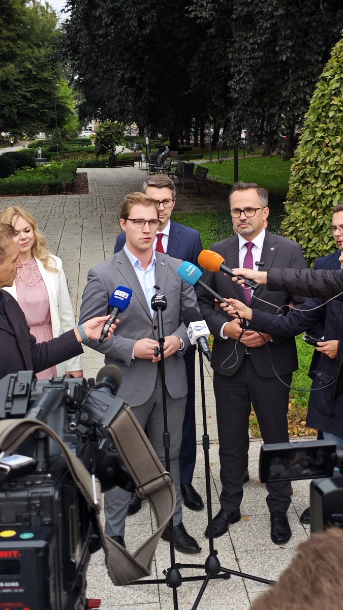 kacper_moroz's tweet photo. Czas na odważne decyzje. Czas na rozwój dla naszych samorządów.

W polityce samorządowej przychodzi moment, w którym trzeba spojrzeć prawdzie w oczy: dotychczasowa formuła lokalnej opozycji w Słupsku po prostu się wyczerpała. 

Przez lata obecna władza w ratuszu nauczyła się zbywać każdą merytoryczną krytykę, każdy audyt i każde wytknięcie błędów wygodną dla siebie łatką „partyjnej kłótni”. W tym samym czasie miasto traci szanse rozwojowe, młodzi ludzie wyjeżdżają, a kluczowe tematy gospodarcze i infrastrukturalne ugrzęzły w marazmie.

Nie zostałem radnym po to, żeby brać udział w jałowym teatrze bezradności, zadowalać się świętym spokojem czy biernie czekać na kolejne wybory. Mieszkańcy oczekują ode mnie konkretów, odwagi i skuteczności.

Dlatego podjąłem jednoznaczną decyzję: dołączam do drużyny @RozwojPlus Premiera @MorawieckiM 🇵🇱

Dziś w Słupsku wspólnie z europosłem @PiotrMuller oraz wicemarszałkiem Sejmu @mhorala mówiliśmy o naszej wizji budowania silnej i dynamicznie rozwijającej się Polski.

Do Rozwoju Plus dołączają również radni Powiatu Słupskiego: @SamantaNowinska, @stolarczyk_p, Kamil #Patynowski, i Zbigniew #Pawłowski.

Co to oznacza w praktyce?

1️⃣ Słupsk nie może być traktowany jak odcięta od świata wyspa. Potrzebujemy bezpośredniego przełożenia na projekty ogólnopolskie i europejskie, nowych miejsc pracy i strategicznych inwestycji infrastrukturalnych.

2️⃣ Zmiana szyldu nie oznacza taryfy ulgowej dla złej ekipy Koalicji Obywatelskiej rządzącej dziś Słupskiem. Przeciwnie – zyskujemy ogólnopolskie zaplecze merytoryczne i prawne, by jeszcze skuteczniej patrzeć władzy na ręce i rozliczać każdą publiczną złotówkę.

3️⃣Razem z nowo powstałym klubem Rozwoju Plus w Radzie Powiatu Słupskiego będziemy blisko współpracować, bo interes Słupska i otaczających go gmin jest wspólny – od komunikacji po nowe tereny inwestycyjne.

Dla mnie sprawa jest prosta: lojalność wobec mieszkańców Słupska i rozwoju naszego miasta zawsze będzie stała wyżej niż partyjna wygoda i trwanie w skansenie.
Nie zmieniam swoich wartości ani zasad – zmieniam narzędzia na skuteczniejsze. 

Przechodzimy do ofensywy programowej. Przed nami mnóstwo ciężkiej pracy!