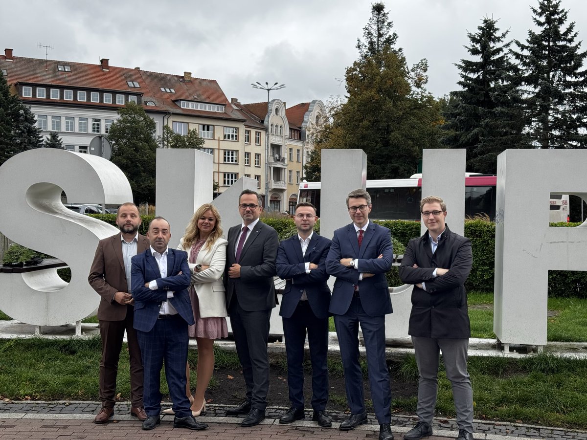 kacper_moroz's tweet photo. Czas na odważne decyzje. Czas na rozwój dla naszych samorządów.

W polityce samorządowej przychodzi moment, w którym trzeba spojrzeć prawdzie w oczy: dotychczasowa formuła lokalnej opozycji w Słupsku po prostu się wyczerpała. 

Przez lata obecna władza w ratuszu nauczyła się zbywać każdą merytoryczną krytykę, każdy audyt i każde wytknięcie błędów wygodną dla siebie łatką „partyjnej kłótni”. W tym samym czasie miasto traci szanse rozwojowe, młodzi ludzie wyjeżdżają, a kluczowe tematy gospodarcze i infrastrukturalne ugrzęzły w marazmie.

Nie zostałem radnym po to, żeby brać udział w jałowym teatrze bezradności, zadowalać się świętym spokojem czy biernie czekać na kolejne wybory. Mieszkańcy oczekują ode mnie konkretów, odwagi i skuteczności.

Dlatego podjąłem jednoznaczną decyzję: dołączam do drużyny @RozwojPlus Premiera @MorawieckiM 🇵🇱

Dziś w Słupsku wspólnie z europosłem @PiotrMuller oraz wicemarszałkiem Sejmu @mhorala mówiliśmy o naszej wizji budowania silnej i dynamicznie rozwijającej się Polski.

Do Rozwoju Plus dołączają również radni Powiatu Słupskiego: @SamantaNowinska, @stolarczyk_p, Kamil #Patynowski, i Zbigniew #Pawłowski.

Co to oznacza w praktyce?

1️⃣ Słupsk nie może być traktowany jak odcięta od świata wyspa. Potrzebujemy bezpośredniego przełożenia na projekty ogólnopolskie i europejskie, nowych miejsc pracy i strategicznych inwestycji infrastrukturalnych.

2️⃣ Zmiana szyldu nie oznacza taryfy ulgowej dla złej ekipy Koalicji Obywatelskiej rządzącej dziś Słupskiem. Przeciwnie – zyskujemy ogólnopolskie zaplecze merytoryczne i prawne, by jeszcze skuteczniej patrzeć władzy na ręce i rozliczać każdą publiczną złotówkę.

3️⃣Razem z nowo powstałym klubem Rozwoju Plus w Radzie Powiatu Słupskiego będziemy blisko współpracować, bo interes Słupska i otaczających go gmin jest wspólny – od komunikacji po nowe tereny inwestycyjne.

Dla mnie sprawa jest prosta: lojalność wobec mieszkańców Słupska i rozwoju naszego miasta zawsze będzie stała wyżej niż partyjna wygoda i trwanie w skansenie.
Nie zmieniam swoich wartości ani zasad – zmieniam narzędzia na skuteczniejsze. 

Przechodzimy do ofensywy programowej. Przed nami mnóstwo ciężkiej pracy!