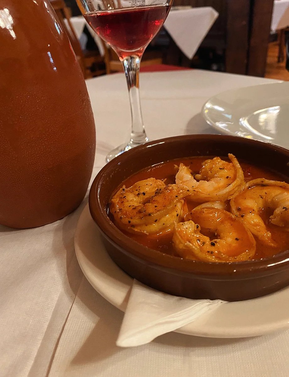 DellaGuedpk's tweet photo. [Tapas recién hechas en la terraza de un bar de barrio! Gambas al ajillo crujientes y vino tinto espaol, la combinación perfecta para una tarde agradable ]， https://t.co/vYjJpQI1EU