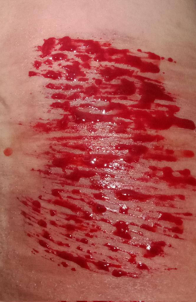 untildawn_23's tweet photo. sfx make up, i love these kind of red paint omg https://t.co/bwtUIcc6yq