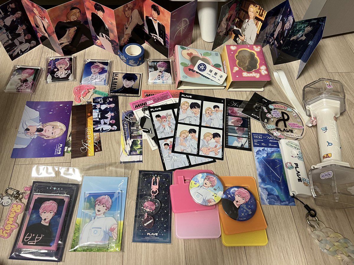 howcommu's tweet photo. 사진에 있는 플레이브 굿즈 일괄 
배송비 포함 만원에 판매합니다!
포카 홀더는 안에 포카 없습니다
응원봉은 제가..스티커를 좀 붙였어요
배송은 cu반택으로만!
관심 있으신 분 디엠 주세요! https://t.co/IO5SRgcPq6