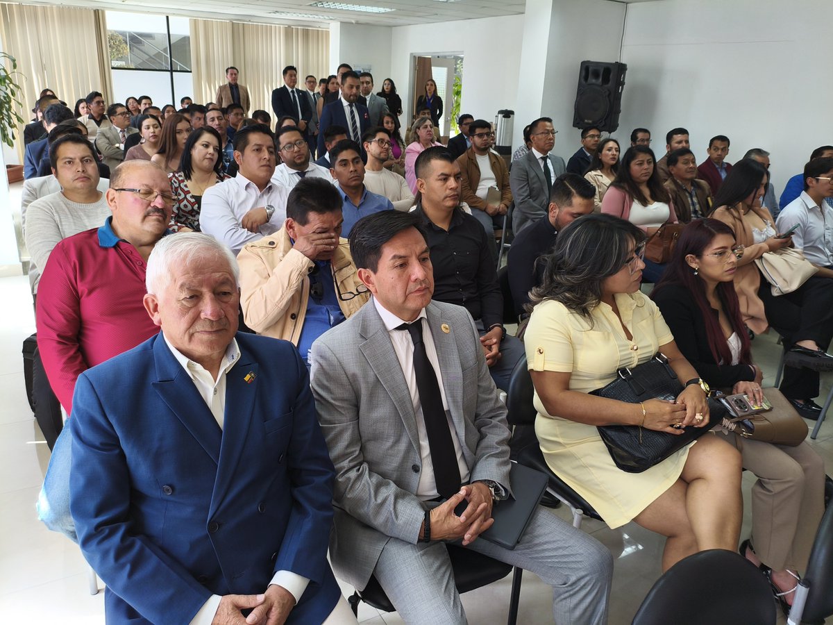 CorteTungurahua's tweet photo. @EscuelaJudicial El encuentro académico, que fortalece los conocimientos de nuestros servidores, está presidido por el Dr. Iván Grazón, titular de la @CorteTungurahua. ¡Seguimos trabajando por una justicia eficiente y cercana a la ciudadanía! ⚖️🇪🇨 https://t.co/GKqqwTEWp8